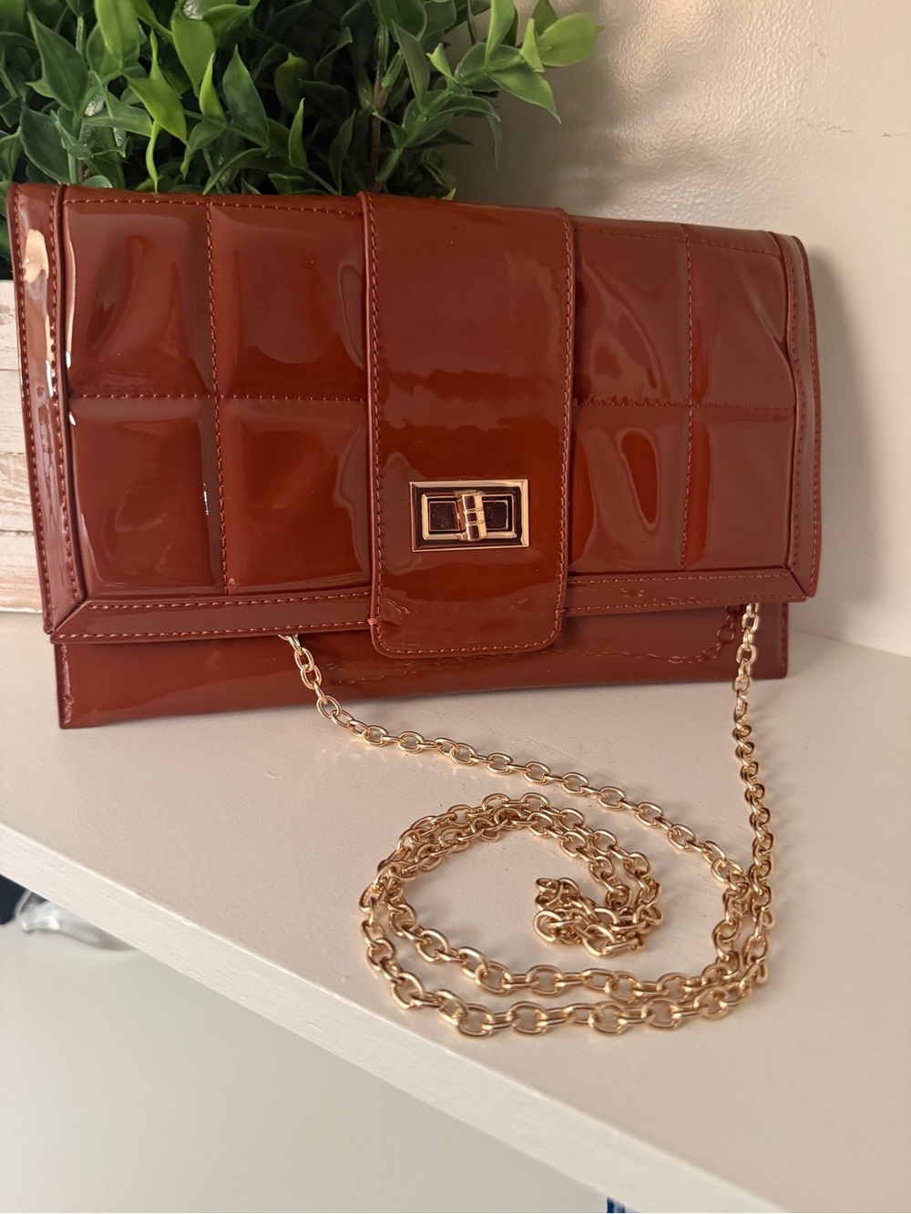 LIKE DREAMS BROWN COGNAC FAUX PATENT LEATHER CLUTCH EVENING PURSE GOLD CHAIN - Picture 2 of 13